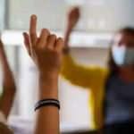 Aşı yaptırmayan öğretmen, veli ve öğrencilerin yarısına virüs bulaştırdı