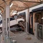 Eskişehir'de tuhaf kaza: Durağa giren otomobil tramvaya çarptı