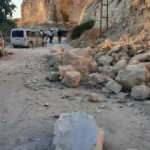 Şanlıurfa'da heyelan: Yol trafiğe kapandı