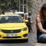 Taksim'de kadın turist taksiciyle kavga ederek sinir krizi geçirdi, taksiyi yumrukladı!