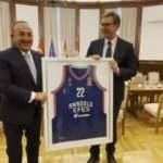 Bakan &Ccedil;avuşoğlu&rsquo;dan Sırbistan Cumhurbaşkanı Vu&ccedil;i&ccedil;&rsquo;e forma hediyesi