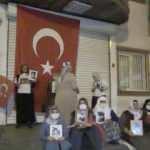 Diyarbakırlı anneler HDP binasına  dev Türk bayrağı astı 