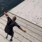 Galata Köprüsü'nden tekneye atlayan fenomen gözaltına alındı