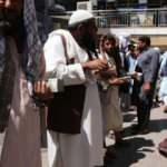 Kabil'de yeniden açılan döviz bürolarına Afgan halkı yoğun ilgi gösterdi