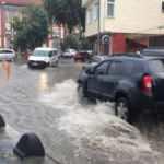 Tekirdağ'da şiddetli yağış yolları g&ouml;le &ccedil;evirdi