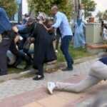 Kaza sonrası keşif sırasında kadın s&uuml;r&uuml;c&uuml;ye saldırdılar, polis biber gazıyla m&uuml;dahale etti