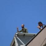 Antalya'da temaslı şahıs çatıda polise ecel terleri döktürdü 