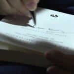  Başkan Erdoğan, 'Daha Adil Bir D&uuml;nya M&uuml;mk&uuml;n' adlı kitabını gen&ccedil;ler i&ccedil;in imzaladı