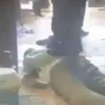 İsrail zulm&uuml; devam ediyor! Filistinli doktorun &ouml;lmesini sırtına basarak beklediler