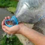 Kanal kuruyunca, balıkları tek tek nehre taşıdı!