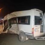 Kayseri'de TIR, tarım iş&ccedil;isi dolu minib&uuml;se &ccedil;arptı: 5'İ ağır 19 yaralı