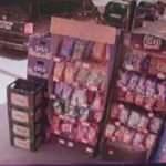  Otomobilin b&uuml;feye girme anı g&uuml;venlik kamerasına yansıdı