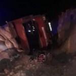 Saman y&uuml;kl&uuml; kamyon devrildi: 1 &ouml;l&uuml; 2 yaralı