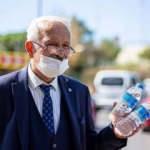 50 yıldır takım elbise ve kravatıyla yol kenarında su satıyor!