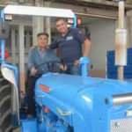 Babasının ihtiya&ccedil;tan sattığı trakt&ouml;r&uuml; 35 yıl sonra ona hediye etti