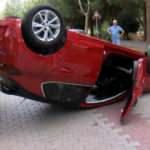 Bakırk&ouml;y'de ilgin&ccedil; kaza! Otomobili bu halde g&ouml;renler g&ouml;zlerine inanamadı	