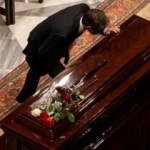 Cenazede bacak bacak &uuml;st&uuml;ne atan Mi&ccedil;otakis'e sert tepki