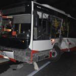 İzmir’de belediye otobüsü ile tır çarpıştı: 12 yaralı