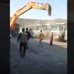 Ücretini alamadı, kamyonları kepçeyle ezdi! Şoke eden anlar!