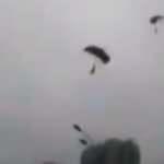 Fırtınaya yakalandılar, Moskova'da caddenin ortasına paraş&uuml;tle indiler