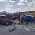 Gediz&rsquo;de iki otomobil kafa kafaya &ccedil;arpıştı: 2 &ouml;l&uuml;, 2 yaralı