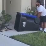 Bah&ccedil;esine giren timsahı yakalama şekliyle viral olan adam