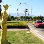 CHP heykele doymuyor: Altın Portakal Film Festivali i&ccedil;in 58 Ven&uuml;s heykeli yerini aldı