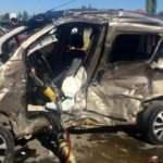 Kavşakta otomobil ile hafif ticari ara&ccedil; &ccedil;arpıştı: 2 &ouml;l&uuml;, 2 yaralı