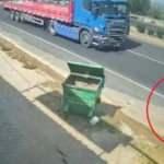 Manisa'da akılalmaz olay! Motosiklet sürücüsü, tırın altında kalmaktan son anda kurtuldu