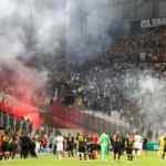 Marsilya-Galatasaray maçı sahaya atılan meşaleler nedeniyle bir süre durdu!