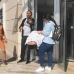 Müzisyen baba taburcu olan bebeğini hastane kapısında kemanla karşıladı