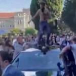 Boğaziçi'nde öğrenciler rektör Naci İnci'nin aracının üstüne çıktı