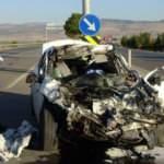 Feci kaza! Otomobille kamyonet kafa kafaya &ccedil;arpıştı: 3 &ouml;l&uuml;