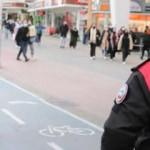 Maskesiz yakalanınca yüzünü şapkayla kapattı
