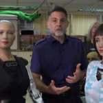 Robot Sophia kendisi gibi robot olan kardeşiyle böyle konuştu