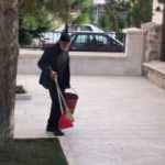 85 yaşındaki Turan amca her gün cami bahçesini temizliyor