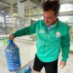 İhtiyaç sahiplerine tekerlekli sandalye almak için her gün 12 kilometre yürüyor