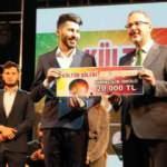 Şırnak'ta ses yarışması birincisine ödülü Bakan Kasapoğlu verdi