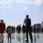 Tam 150 metre y&uuml;kseklikte! Bu cam terasta y&uuml;r&uuml;mek cesaret istiyor