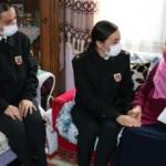 92 yaşındaki Nuriye teyze Mehmetçik için elleriyle çorap ördü