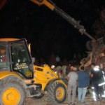 Antalya’da can pazarı! Şarampole devrilen kamyon ağaçta asılı kaldı