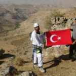 Beden eğitimi öğretmeni 150 metre tırmanarak Cumhurbaşkanı Erdoğan'a bal topluyor