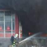 Lastik deposunda &ccedil;ıkan yangın 2 saatte s&ouml;nd&uuml;r&uuml;ld&uuml;