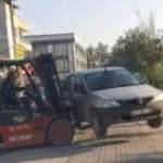 Manisa'da tuhaf olay! Yolu kapatan araçları forkliftle kenara bırakıyor