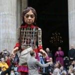 Mülteci çocukların simgesi kukla "Küçük Amal" Londra'ya ulaştı