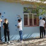 Şanlıurfa'da gönüllü öğretmen ve öğrenciler okul binalarını boyayarak güzelleştiriyor