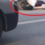 Yolun ortasında can çekişen kadını hiçbir sürücü umursamadı!