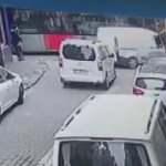 Zeytinburnu'nda tramvay ile araç çarpıştı