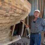 İzmir'de yaşayan Muzaffer Gök 61 yıldır tekne tamir ediyor