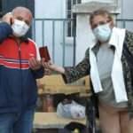 Yolda düşürülen emekli maaşını bulan kadın sahibine teslim etti